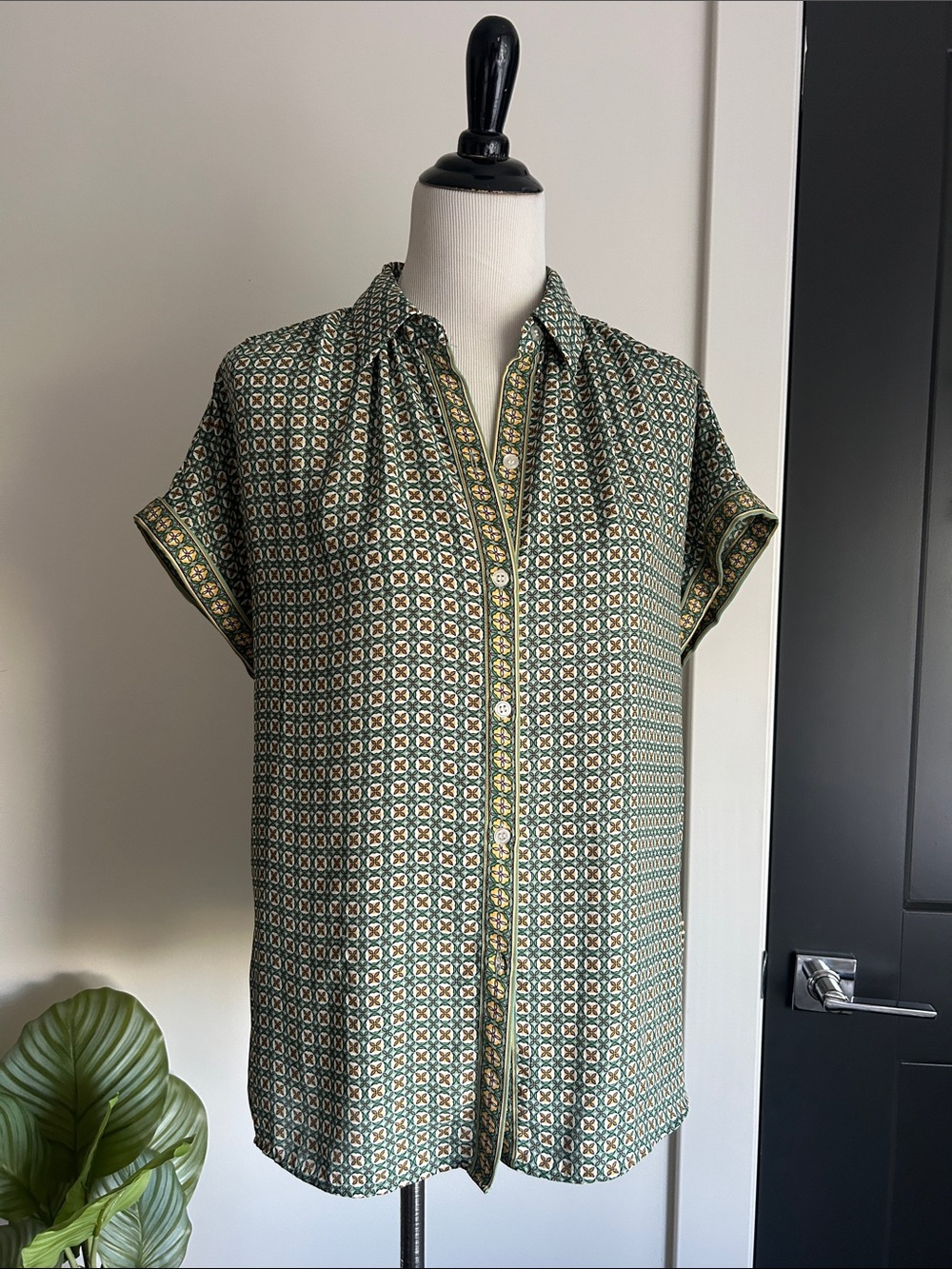 🌼 M button front green yellow short sleeve blouse